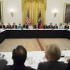 Toàn cảnh cuộc họp giữa Tổng thống Mỹ Donald Trump (giữa) và các Thượng nghị sỹ Cộng hòa về dự luật y tế tại thủ đô Washington ngày 27/6. (Nguồn: EPA/TTXVN)