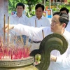 Đồng chí Trần Thanh Mẫn cùng đoàn công tác dâng hương tại Thành cổ Quảng Trị. (Ảnh: Trần Tĩnh/TTXVN)