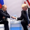 Tổng thống Mỹ Donald Trump (phải) và Tổng thống Nga Vladimir Putin (trái) trong cuộc gặp bên lề Hội nghị thượng đỉnh G20 ở Hamburg, Đức ngày 7/7. (Nguồn: AFP/TTXVN)