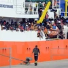Tàu chở người di cư được cứu trên biển Địa Trung Hải cập cảng Catania thuộc đảo Sicily, Italy ngày 21/3. (Nguồn: AFP/TTXVN)