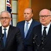 Thủ tướng Australia Malcolm Turnbull, Bộ trưởng Nhập cư Peter Dutton và Bộ trưởng Tư pháp George Brandis tại cuộc họp báo ở Canberra ngày 18/7. (Nguồn: EPA/TTXVN)