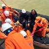 Lực lượng Trung tâm phối hợp tìm kiếm cứu nạn hàng hải Việt Nam đưa thi thể thuyền viên được tìm thấy mặc kẹt trong tàu VTB 26 lên tàu để đưa vào đất liền. (Ảnh: Tá Chuyên/TTXVN)