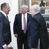 Ngoại trưởng Nga Sergei Lavrov (trái) và Đại sứ Nga tại Mỹ Sergei Kislyak (phải) hội kiến Tổng thống Mỹ Donald Trump (giữa) tại Washington, DC ngày 10/5. (Nguồn: EPA/TTXVN)