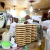 Người dân Qatar mua sắm tại một khu chợ nổi tiếng Souq Waqif ở Doha ngày 7/6. (Nguồn: AFP/TTXVN)