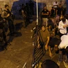 Lực lượng bảo vệ biên giới Israel giải tán các tín đồ Hồi giáo Palestine tại lối vào đền thờ Hồi giáo Al-Aqsa ở Jerusalem ngày 22/7. (Nguồn: AFP/TTXVN)