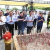Phó Thủ tướng Chính phủ Trịnh Đình Dũng đến đặt vòng hoa và dâng hương tưởng niệm các Anh hùng Liệt sỹ tại Nghĩa trang Liệt sỹ Quốc gia Đường 9. (Ảnh: Quang Quyết/TTXVN)