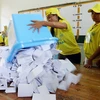 Nhân viên cơ quan bầu cử Timor Leste kiểm phiếu sau bầu cử tại Dili ngày 22/7. (Nguồn: EPA/TTXVN)
