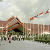 Quốc kỳ Việt Nam phấp phới bay cùng quốc kỳ các nước ASEAN tại Lễ kết nạp Việt Nam là thành viên chính thức thứ 7 của Hiệp hội các Quốc gia Đông Nam Á (ASEAN), ngày 28/7/1995, tại Bandar Seri Begawan (Brunei). (Ảnh: Trần Sơn/TTXVN)