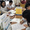 Thí sinh điều chỉnh nguyện vọng đăng ký xét tuyển tại trường Đại học Công Nghệ Thành phố Hồ Chí Minh. (Ảnh: Phương Vy/TTXVN.)