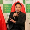 Đạo diễn Victor Vũ giao lưu với các khách mời trong buổi họp báo công chiếu bộ phim “Tôi thấy hoa vàng trên cỏ xanh” tại Nhật Bản. (Ảnh: Gia Quân/Vietnam+)