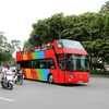 Xe buýt 2 tầng chạy thử nghiệm vòng quanh hồ Hoàn Kiếm. (Ảnh: Thành Đạt/TTXVN)