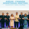 Phó Thủ tướng kiêm Bộ trưởng Ngoại giao Việt Nam Phạm Bình Minh (thứ 5 trái) tham dự Hội nghị Bộ trưởng Ngoại giao ASEAN và Canada tại Manila, Philippines, ngày 6/8. (Nguồn: AFP/TTXVN)