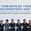 Phó Thủ tướng, Bộ trưởng Ngoại giao Việt Nam Phạm Bình Minh (thứ 4, trái) chụp ảnh chung với các Bộ trưởng Ngoại giao ASEAN+3 tại hội nghị. (Nguồn: TTXVN)