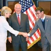 Ngoại trưởng Nhật Bản Taro Kono (phải), Ngoại trưởng Australia Julie Bishop (trái) và Ngoại trưởng Mỹ Rex Tillerson (giữa) tại cuộc gặp ở Manila. (Nguồn: Kyodo/TTXVN)