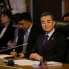 Bộ trưởng Ngoại giao Trung Quốc Vương Nghị (phải) phát biểu sau lễ ký Biên bản ghi nhớ về việc thành lập Trung tâm ASEAN-Trung Quốc ngày 6/8. (Nguồn: AFP/TTXVN)