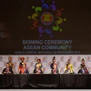 Các nhà lãnh đạo 10 quốc gia ASEAN ký Tuyên bố Kuala Lumpur năm 2015 về Thành lập Cộng đồng ASEAN và Tầm nhìn Cộng đồng ASEAN đến năm 2025 (22/11/2015). (Ảnh: Tư liệu TTXVN)