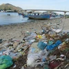 Khu vực ven bờ Đầm Nại phía dưới chân cầu Ninh Chữ (huyện Ninh Hải) trở thành bãi rác. (Ảnh: Nguyễn Thành/TTXVN)