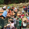 Tiếp nhận hàng cứu trợ để chuyển đến người dân vùng lũ tại Mường La, Sơn La. (Ảnh: Hữu Quyết/TTXVN)
