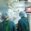Các bác sỹ Khoa Ngoại Gan Mật thực hiện phẫu thuật robot cắt trọn vẹn hạ phân thùy gan II, III cho người bệnh. (Ảnh: Phương Vy/TTXVN)