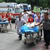 Nạn nhân bị thương trong trận động đất được chuyển đến một bệnh viện ở tỉnh Tứ Xuyên, Trung Quốc ngày 9/8. (Nguồn: THX/TTXVN)