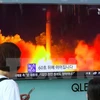 Người dân Hàn Quốc theo dõi trên truyền hình về vụ phóng thử tên lửa đạn đạo liên lục địa lần thứ hai của Triều Tiên. (Nguồn: AFP/TTXVN)