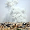 Khói bốc lên sau một cuộc không kích tại Raqa, Syria ngày 28/7. (Nguồn: AFP/TTXVN)