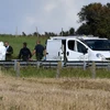 Cảnh sát điều tra chiếc xe ôtô BMW bị hư hỏng sau khi cảnh sát bắt giữ môt nghi phạm trên đường cao tốc A16, gần Marquise ngày 9/8. (Nguồn: AFP/TTXVN)