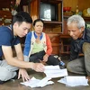 Người dân xã Ea Kao (thành phố Buôn Ma Thuột) lo lắng khi không nhận được tiền vốn và lãi từ Công ty Phúc Gia Bảo. (Ảnh: Tuấn Anh/TTXVN)
