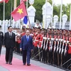 Thủ tướng Nguyễn Xuân Phúc và Thủ tướng Vương quốc Thái Lan Prayut Chan-o-cha duyệt đội danh dự. (Ảnh: Thống Nhất/TTXVN)