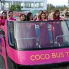 Giới trẻ hào hứng trải nghiệm xe buýt Coco Bus Tour. (Ảnh: Trần Lê Lâm/Vietnam+)