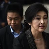 Cựu Thủ tướng Thái Lan Yingluck Shinawatra (phải) tại Tòa án tối cao ở thủ đô Bangkok ngày 1/8. (Nguồn: AFP/TTXVN)