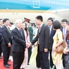 Cán bộ, nhân viên Đại sứ quán Việt Nam đón Tổng Bí thư Nguyễn Phú Trọng tại sân bay Quốc tế Naypyidaw. (Ảnh: Trí Dũng/TTXVN)