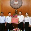 Tổng Giám đốc TTXVN Nguyễn Đức Lợi đến trao 250 triệu đồng tiền ủng hộ của cán bộ, phóng viên, biên tập viên, công nhân viên và người lao động TTXVN. (Ảnh: Nguyễn Dân/TTXVN)