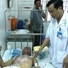 Một nạn nhân vụ bỏng cồn đang được cấp cứu tại Bệnh viện Đa khoa Trung ương Cần Thơ. (Ảnh: TTXVN)