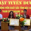 Phó Chủ tịch UBND tỉnh Bắc Giang Lê Ánh Dương (bên phải) khen thưởng cho các vận động viên. (Ảnh: Đồng Thúy/TTXVN)
