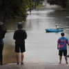 Phương tiện di chuyển lúc này là xuồng do ngập lụt trên các tuyến phố ở Houston khi bão Harvey đổ bộ. (Nguồn: AFP/TTXVN)