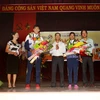 Đại diện lãnh đạo tỉnh Thừa Thiên-Huế, nhà trường và bạn vè chúc mừng vận động viên Trần Thị Yến Hoa và Lê Minh Thuận. (Ảnh: Hồ Cầu/TTXVN)