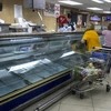Các kệ hàng trống trơn tại một siêu thị ở Caracas, Venezuela ngày 24/7 do người dân tích trữ hàng hóa. (Nguồn: EPA/TTXVN)