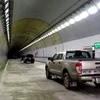 Phương tiện lưu thông qua hầm đường bộ Đèo Cả trong ngày thông xe. (Ảnh: Thế Lập/TTXVN)