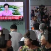 Người dân Hàn Quốc theo dõi bản tin về vụ thử hạt nhân của Triều Tiên trên màn hình tivi tại nhà ga ở Seoul ngày 3/9. (Nguồn: EPA/TTXVN)
