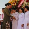 Chủ tịch Quốc hội Nguyễn Thị Kim Ngân trao học bổng cho các học sinh nghèo vượt khó, học giỏi. (Ảnh: Minh Trí/TTXVN)