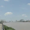 Một góc Thủ đô Phnom Penh, Campuchia nhìn từ bên bờ kia sông Mekong. (Ảnh: Trần Chí Hùng/TTXVN)