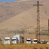 Đoàn xe chở các tay súng IS chuẩn bị rời khỏi Qara, tỉnh miền tây Qalamoun tới Deir al-Zour, ngày 28/8. (Nguồn: THX/TTXVN)