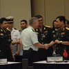 Thượng tướng Phan Văn Giang trao đổi với Đại tướng Jonathan.H.Vance, Tư lệnh Lực lượng Quốc phòng Canada, sau phiên thảo luận chuyên đề. (Ảnh: Vũ Hà/Vietnam+)