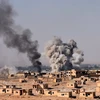 Khói bốc lên sau một cuộc không kích trong chiến dịch chống khủng bố tại Bughayliyah, ngoại ô Deir ez-Zor ngày 13/9. (Nguồn: AFP/TTXVN)
