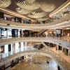 Người dân mua sắm tại trung tâm thương mại ở thành phố Thượng Hải.(Nguồn: AFP/TTXVN)