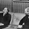 Tổng Thư ký Liên hợp quốc K.Vanhem tiếp Bộ trưởng Ngoại giao Nguyễn Duy Trinh, ngày 20/9/1977, tại Kỳ họp thứ 32 Đại hội đồng Liên hợp quốc ở New York (Mỹ). (Ảnh: Tư liệu TTXVN)