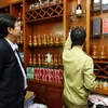 Đoàn kiểm tra liên ngành kiểm tra mặt hàng rượu tại nhà hàng kinh doanh ăn uống khu vực quận Hà Đông, Hà Nội. (Ảnh: Dương Ngọc/TTXVN)