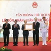 Chủ tịch nước Trần Đại Quang trao tặng Huân chương Hồ Chí Minh cho Văn phòng Chủ tịch nước. (Ảnh: Nhan Sáng/TTXVN)