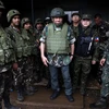 Tổng thống Philippines Rodrigo Duterte thăm một đơn vị quân đội trong chuyến thị sát tại thành phố Marawi ngày 24/8. (Nguồn: THX/TTXVN)